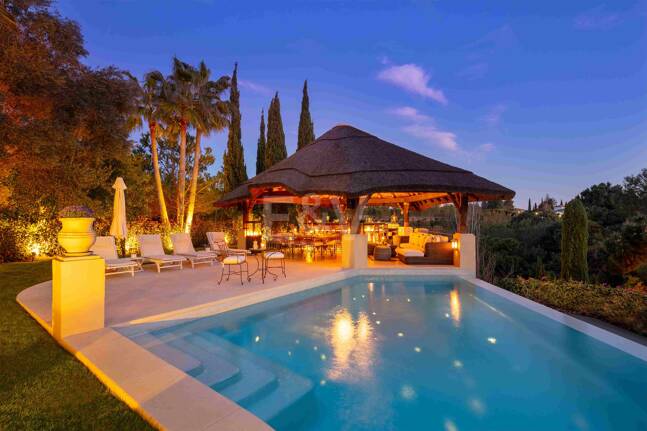 Mediterrane Wald-Oase mit zeitloser andalusischer Eleganz an Marbellas Goldener Meile