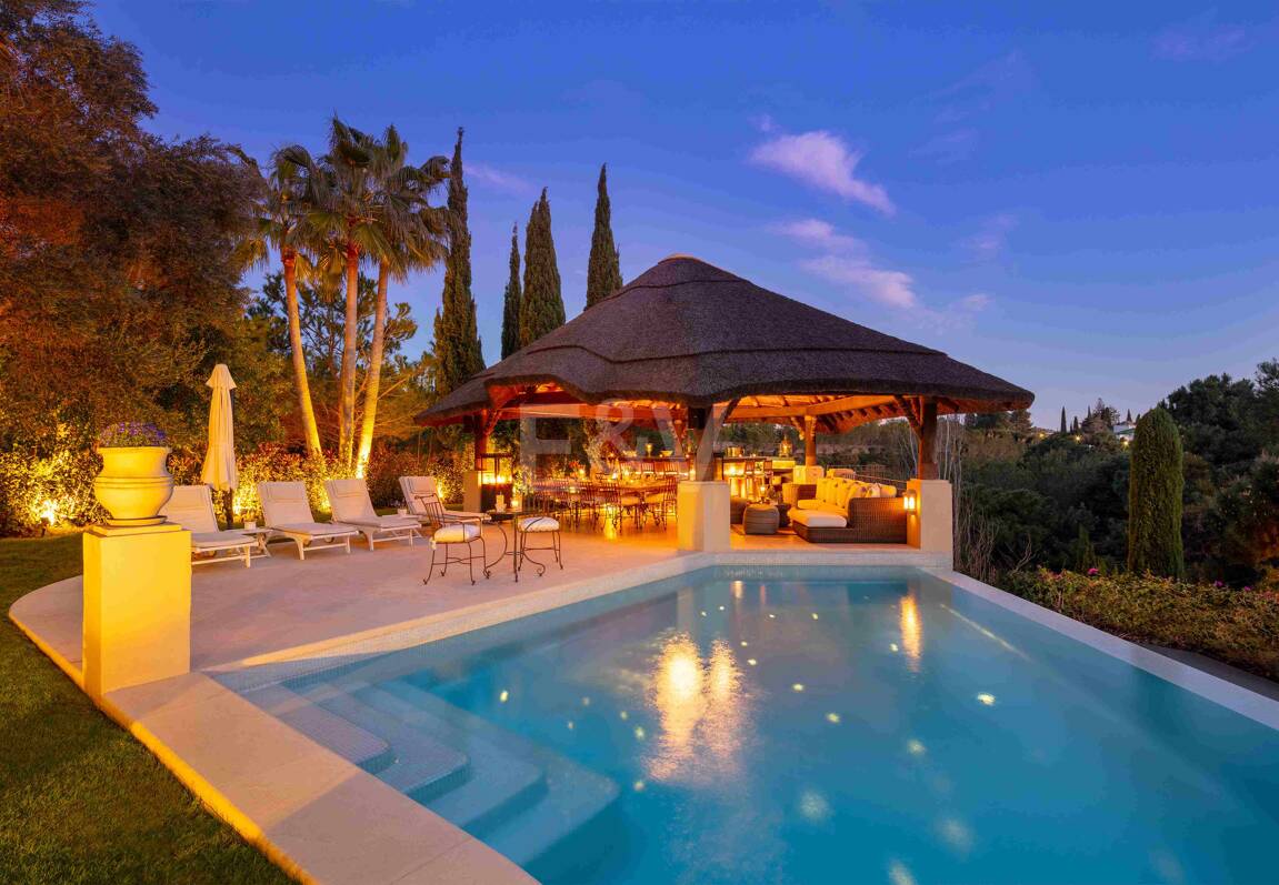 Mediterrane Wald-Oase mit zeitloser andalusischer Eleganz an Marbellas Goldener Meile
