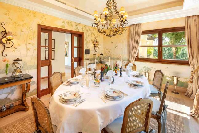 Mediterrane Wald-Oase mit zeitloser andalusischer Eleganz an Marbellas Goldener Meile