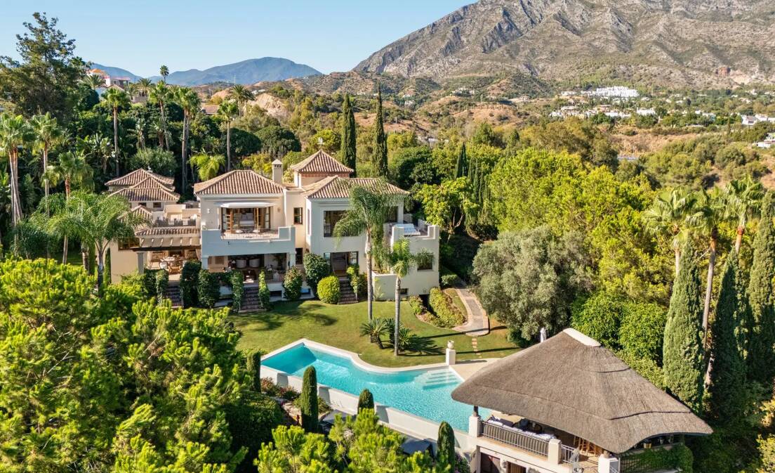 Oasis de bosque mediterráneo con elegancia andaluza atemporal en la Milla de Oro de Marbella
