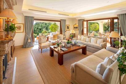 Mediterrane Wald-Oase mit zeitloser andalusischer Eleganz an Marbellas Goldener Meile
