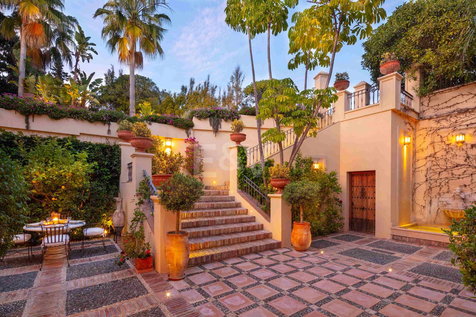 Mediterrane Wald-Oase mit zeitloser andalusischer Eleganz an Marbellas Goldener Meile