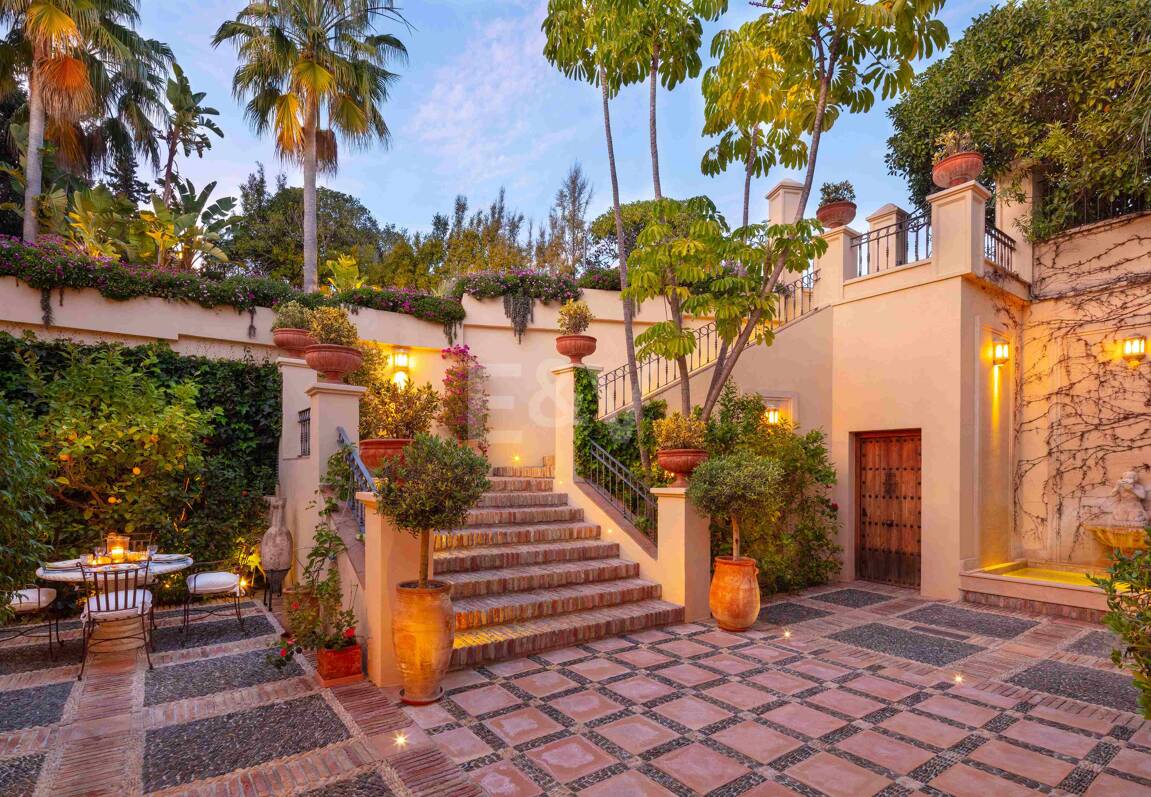 Mediterrane Wald-Oase mit zeitloser andalusischer Eleganz an Marbellas Goldener Meile