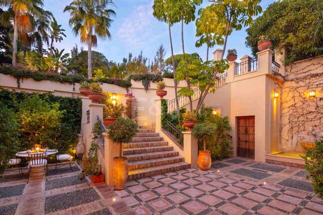 Mediterrane Wald-Oase mit zeitloser andalusischer Eleganz an Marbellas Goldener Meile