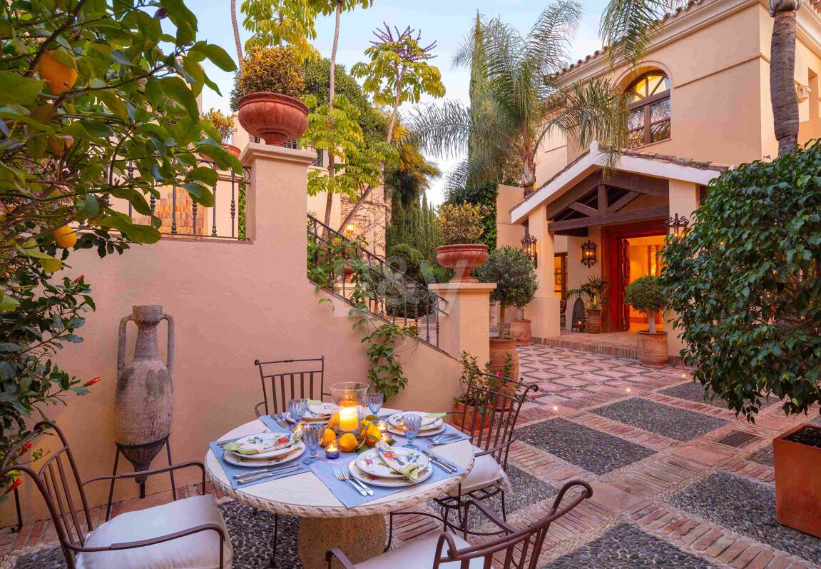 Mediterrane Wald-Oase mit zeitloser andalusischer Eleganz an Marbellas Goldener Meile
