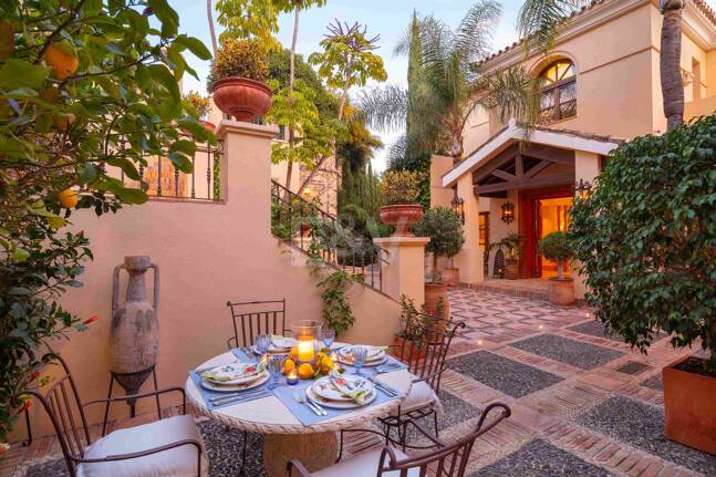 Mediterrane Wald-Oase mit zeitloser andalusischer Eleganz an Marbellas Goldener Meile