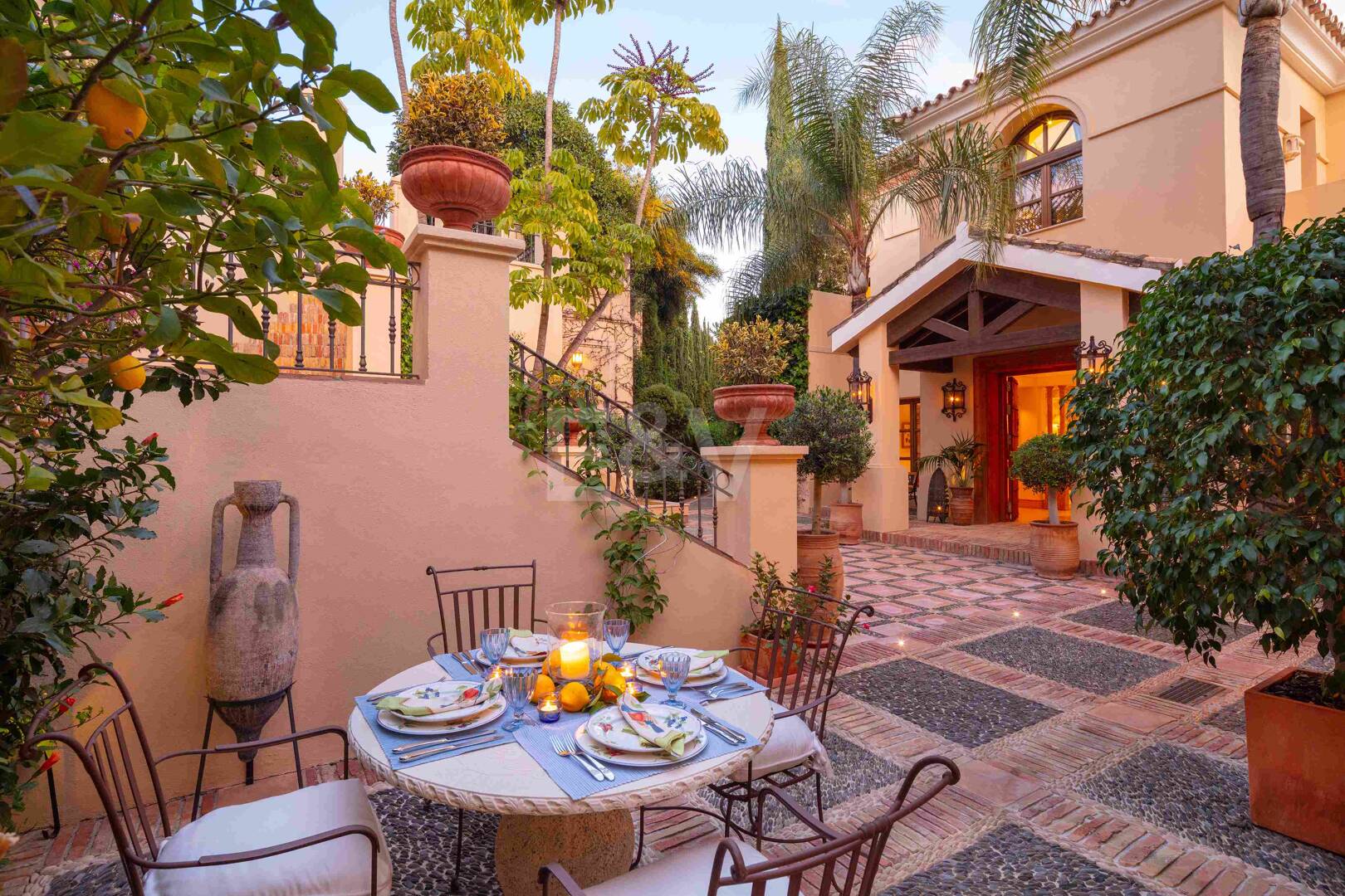 Mediterrane Wald-Oase mit zeitloser andalusischer Eleganz an Marbellas Goldener Meile