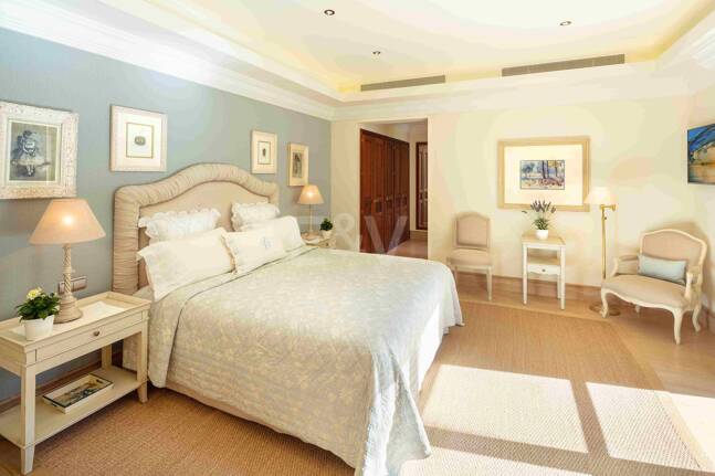 Mediterrane Wald-Oase mit zeitloser andalusischer Eleganz an Marbellas Goldener Meile