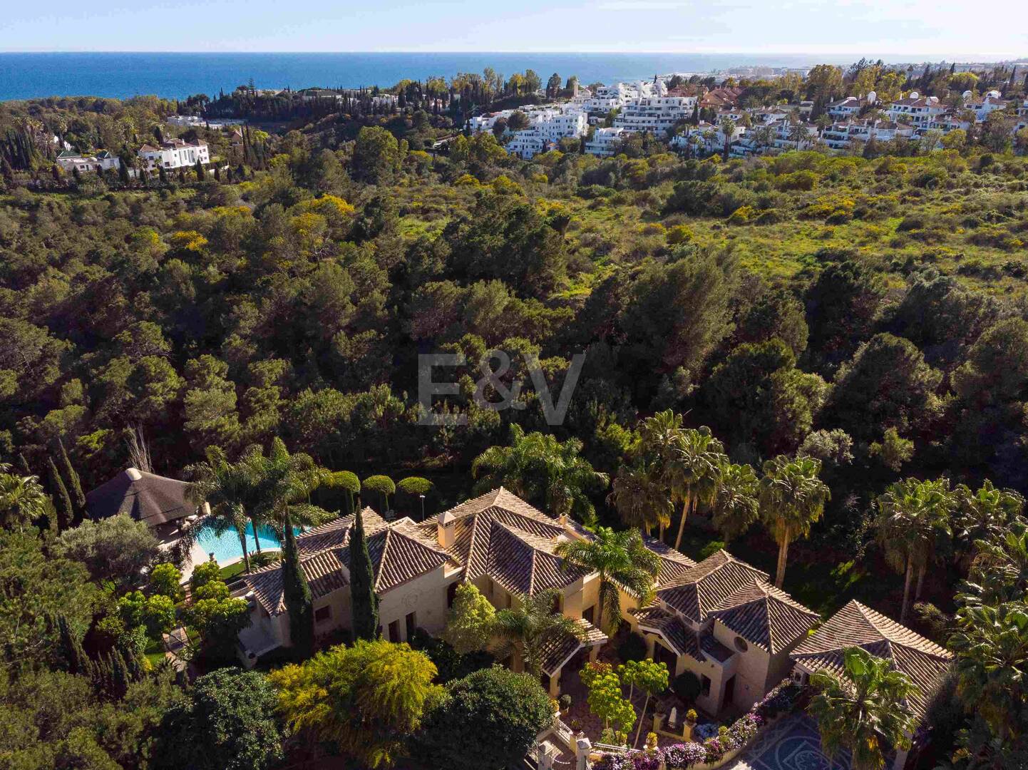 Mediterrane Wald-Oase mit zeitloser andalusischer Eleganz an Marbellas Goldener Meile