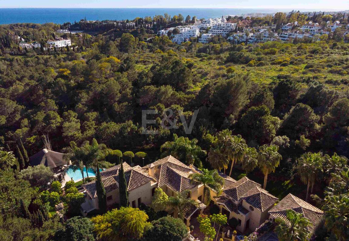 Mediterrane Wald-Oase mit zeitloser andalusischer Eleganz an Marbellas Goldener Meile