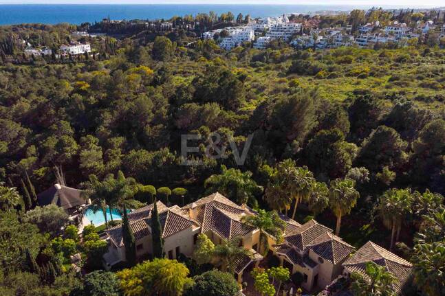 Mediterrane Wald-Oase mit zeitloser andalusischer Eleganz an Marbellas Goldener Meile