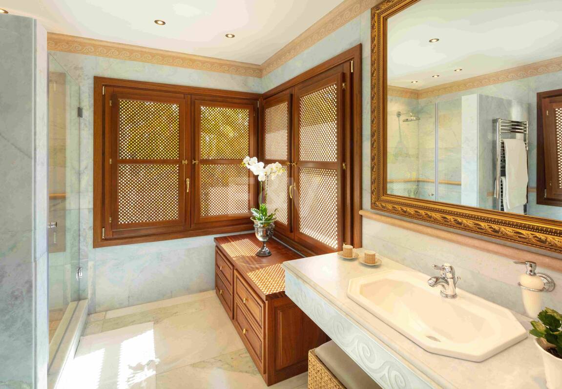 Mediterrane Wald-Oase mit zeitloser andalusischer Eleganz an Marbellas Goldener Meile