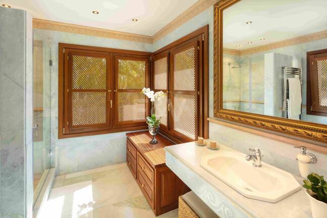 Mediterrane Wald-Oase mit zeitloser andalusischer Eleganz an Marbellas Goldener Meile