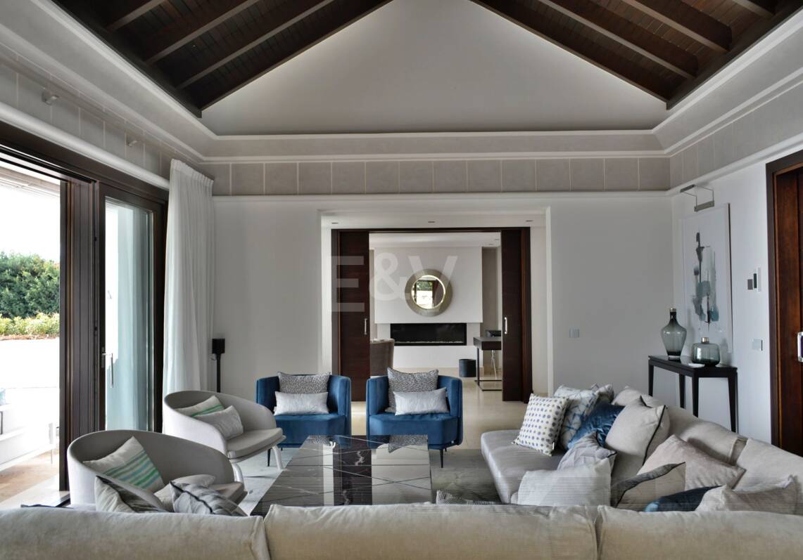 Zeitgenössische Villa mit Panoramablick in Los Flamingos Golf