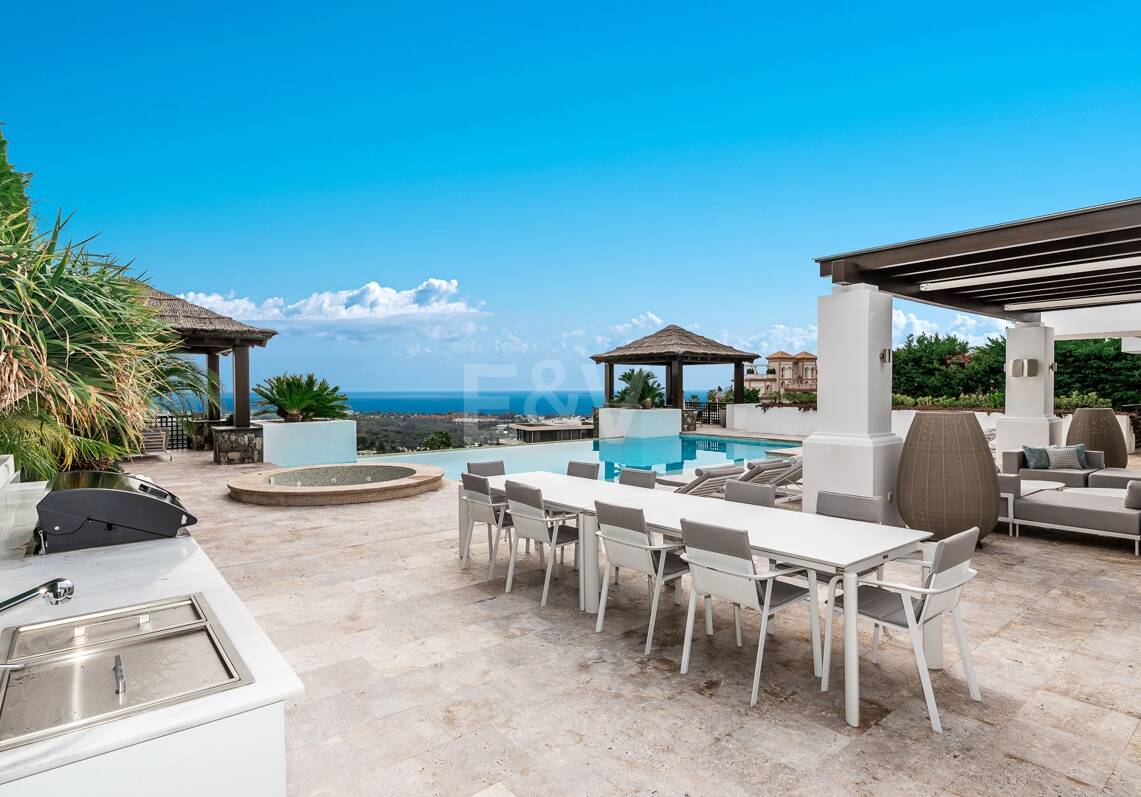 Zeitgenössische Villa mit Panoramablick in Los Flamingos Golf