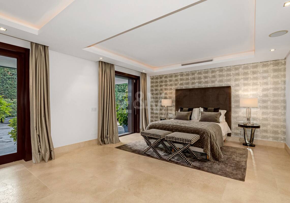 Zeitgenössische Villa mit Panoramablick in Los Flamingos Golf