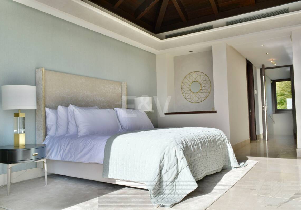 Zeitgenössische Villa mit Panoramablick in Los Flamingos Golf