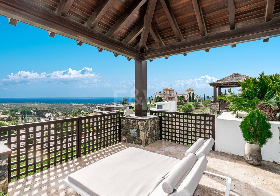 Zeitgenössische Villa mit Panoramablick in Los Flamingos Golf