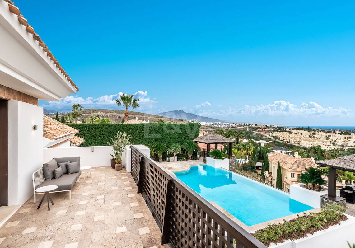 Zeitgenössische Villa mit Panoramablick in Los Flamingos Golf