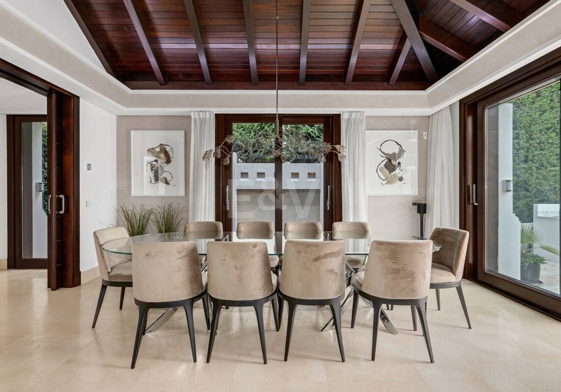 Zeitgenössische Villa mit Panoramablick in Los Flamingos Golf
