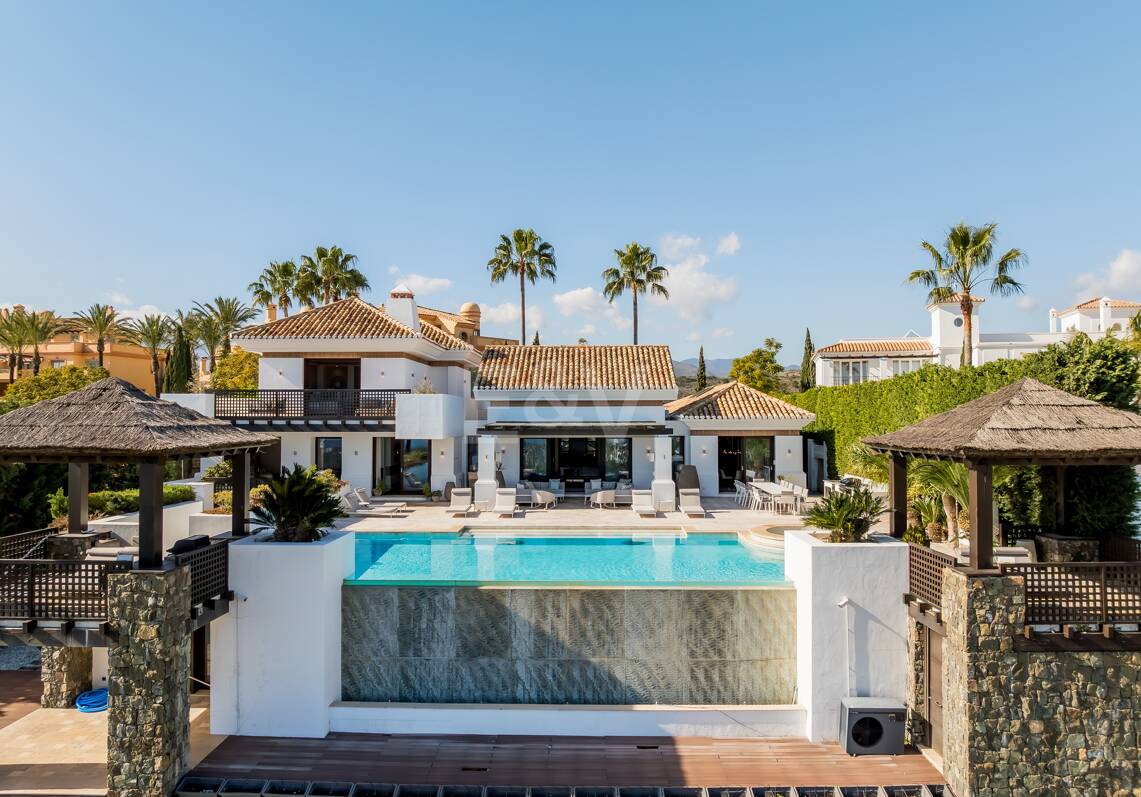 Zeitgenössische Villa mit Panoramablick in Los Flamingos Golf