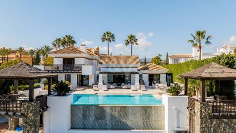 Contemporary Villa with Panoramic Views in Los Flamingos Golf