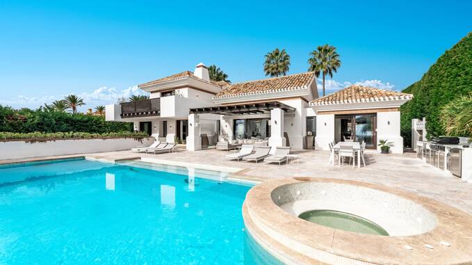 Zeitgenössische Villa mit Panoramablick in Los Flamingos Golf