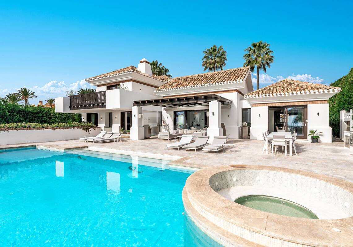 Zeitgenössische Villa mit Panoramablick in Los Flamingos Golf