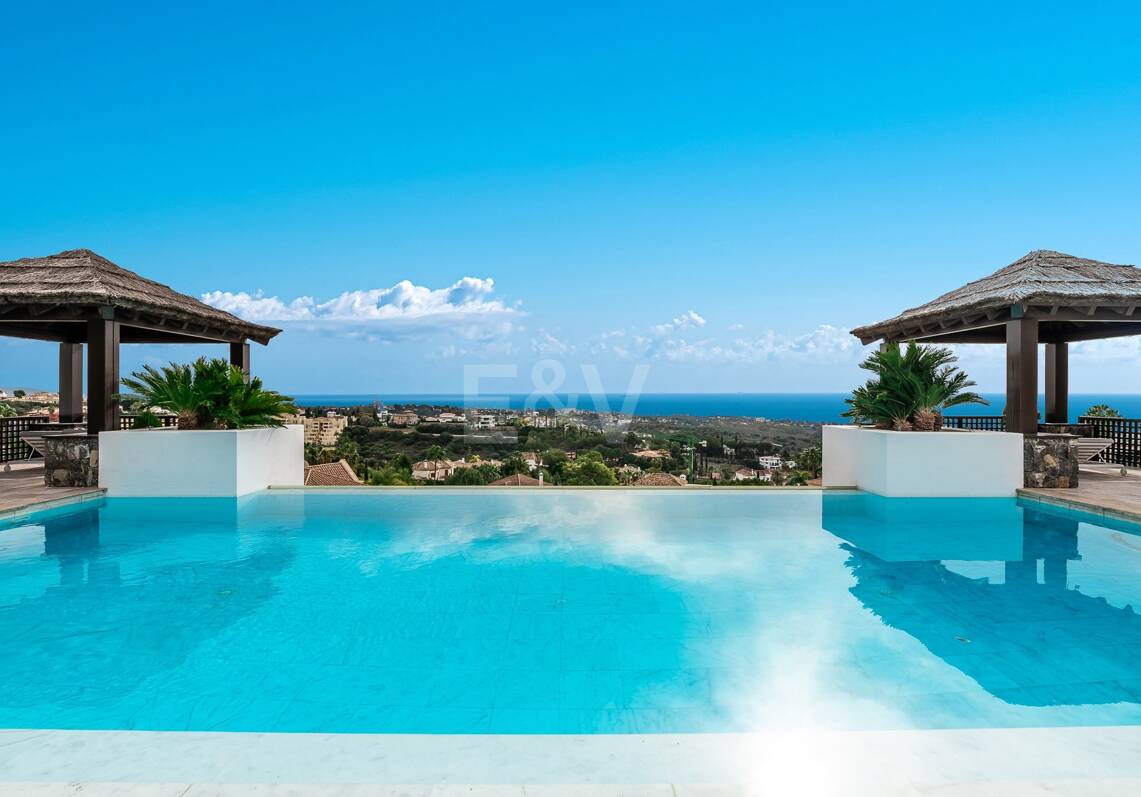 Zeitgenössische Villa mit Panoramablick in Los Flamingos Golf