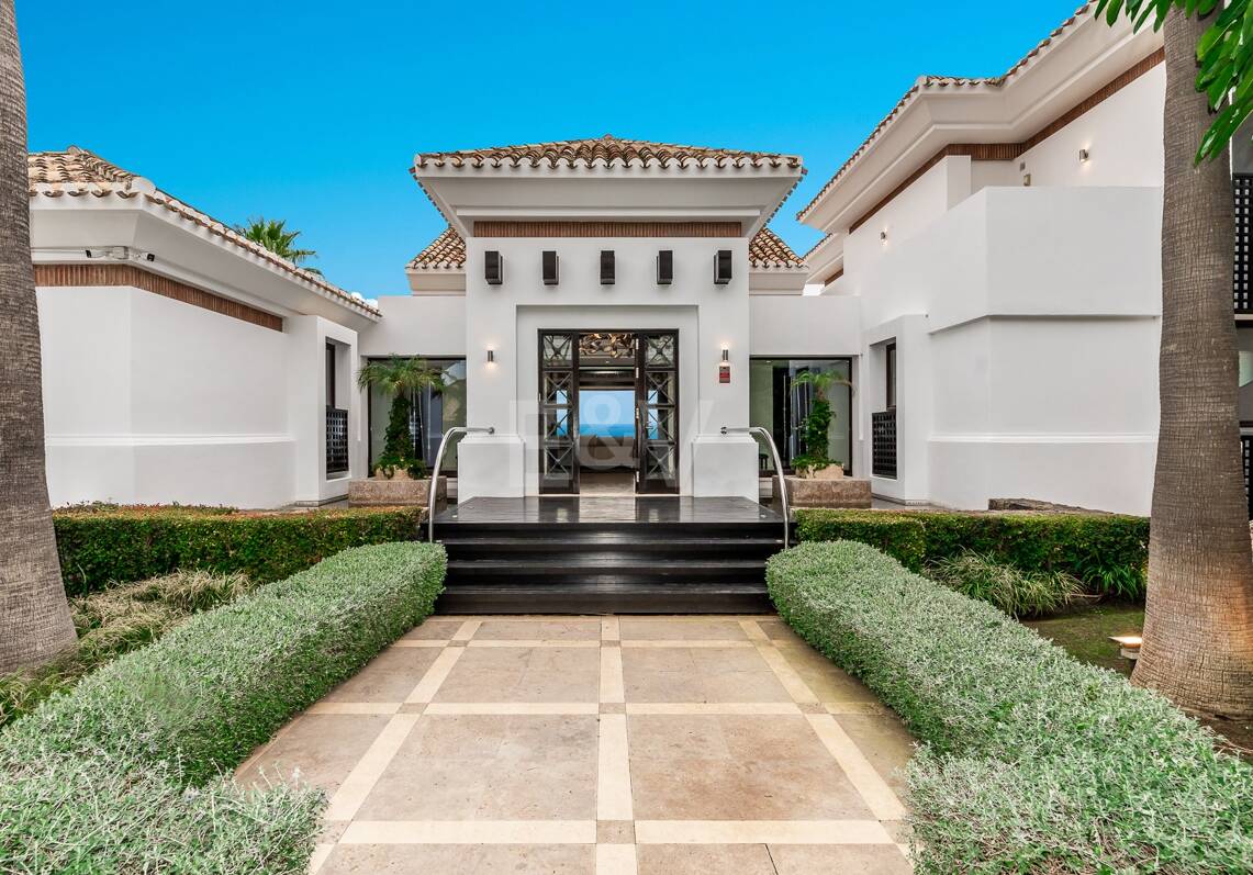 Zeitgenössische Villa mit Panoramablick in Los Flamingos Golf
