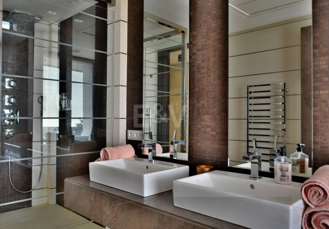 Zeitgenössische Villa mit Panoramablick in Los Flamingos Golf