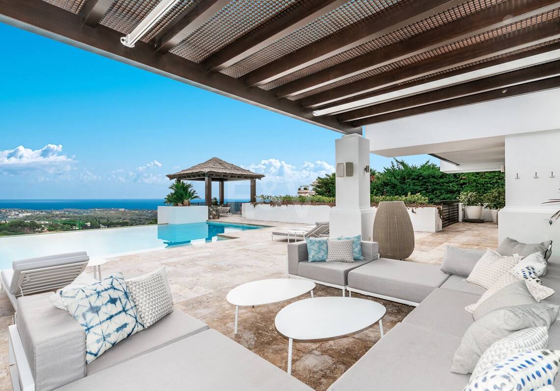 Zeitgenössische Villa mit Panoramablick in Los Flamingos Golf