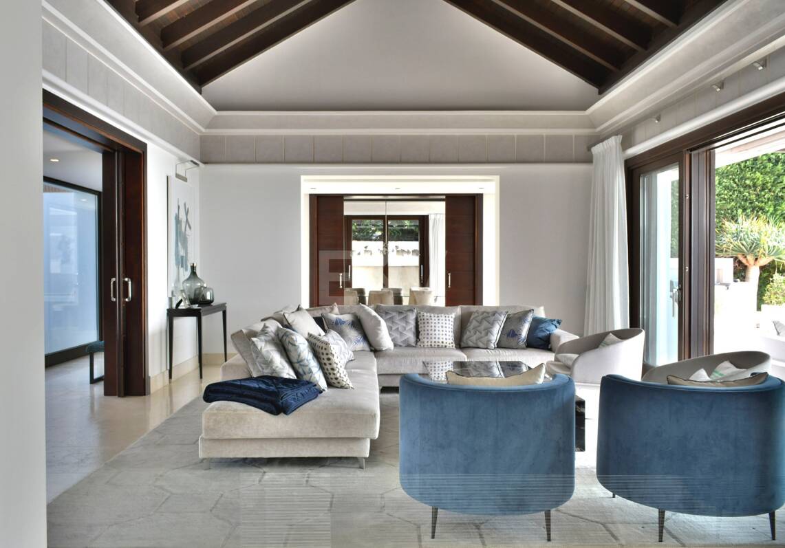 Zeitgenössische Villa mit Panoramablick in Los Flamingos Golf