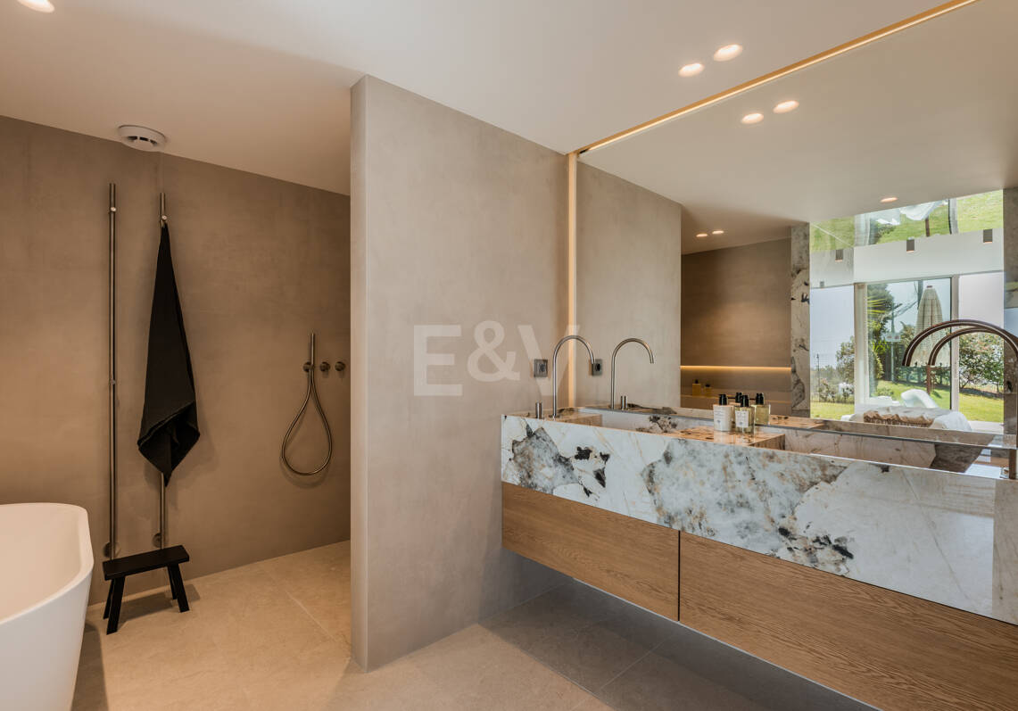 Sophisticated renovated apartment in the heart of Nueva Andalucia