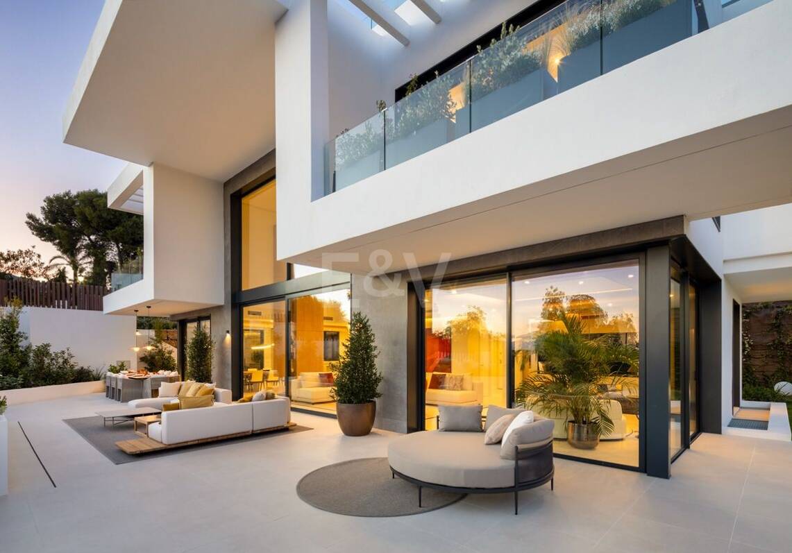 Villa design avec terrasse sur le toit offrant une vue sur la mer, espace bien-être et piscine privée à Río Real