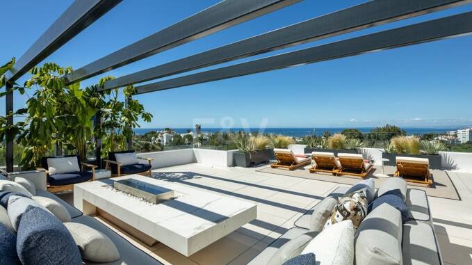 Designervilla med takterrass med havsutsikt, wellnessavdelning och privat pool i Río Real