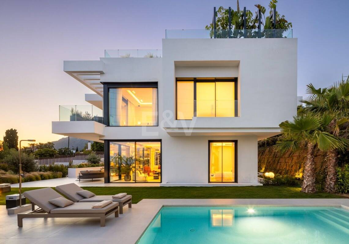 Villa design avec terrasse sur le toit offrant une vue sur la mer, espace bien-être et piscine privée à Río Real