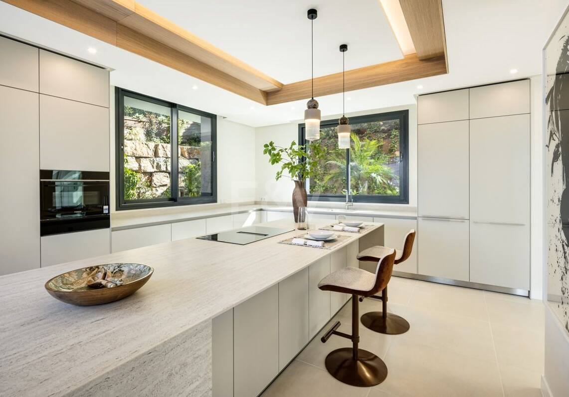 Villa design avec terrasse sur le toit offrant une vue sur la mer, espace bien-être et piscine privée à Río Real