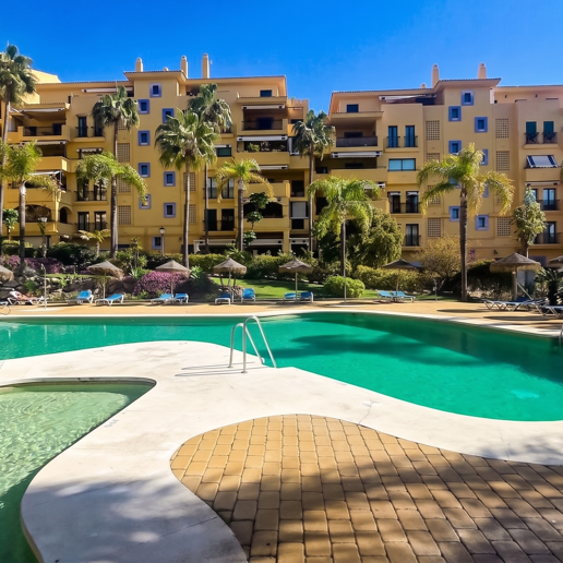 Beachside Apartment with Pool, Lush Gardens and Tourist Licence