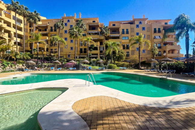 Beachside Apartment with Pool, Lush Gardens and Tourist Licence