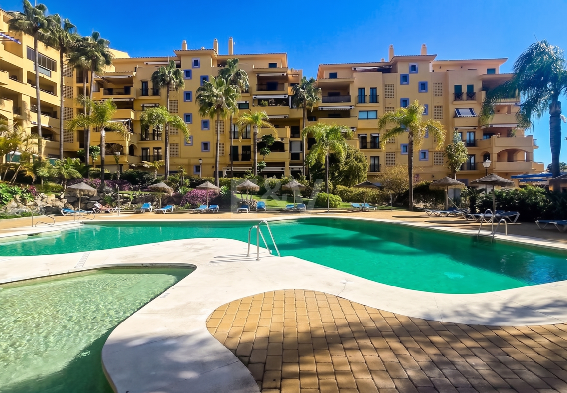 Beachside Apartment with Pool, Lush Gardens and Tourist Licence