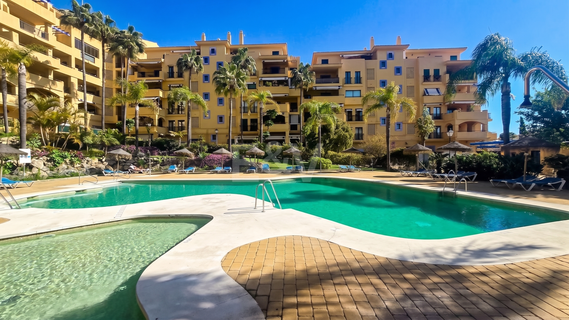 Beachside Apartment with Pool, Lush Gardens and Tourist Licence