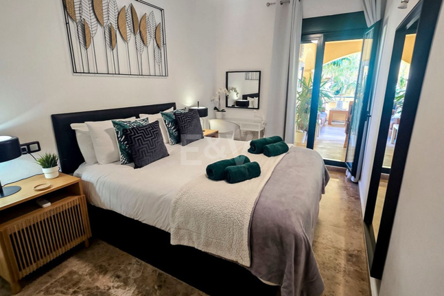 Beachside Apartment with Pool, Lush Gardens and Tourist Licence