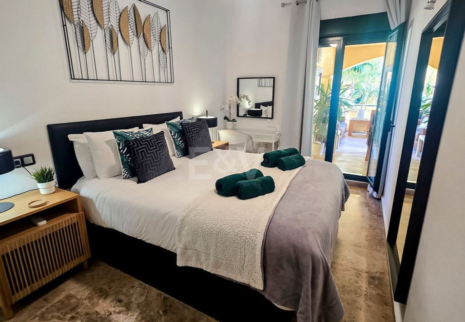 Beachside Apartment with Pool, Lush Gardens and Tourist Licence