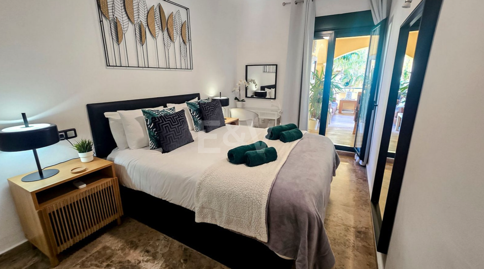 Beachside Apartment with Pool, Lush Gardens and Tourist Licence