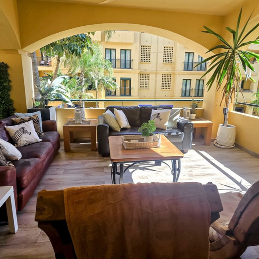 Beachside Apartment with Pool, Lush Gardens and Tourist Licence