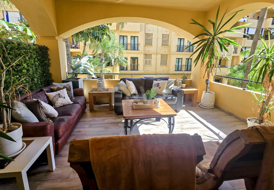 Beachside Apartment with Pool, Lush Gardens and Tourist Licence