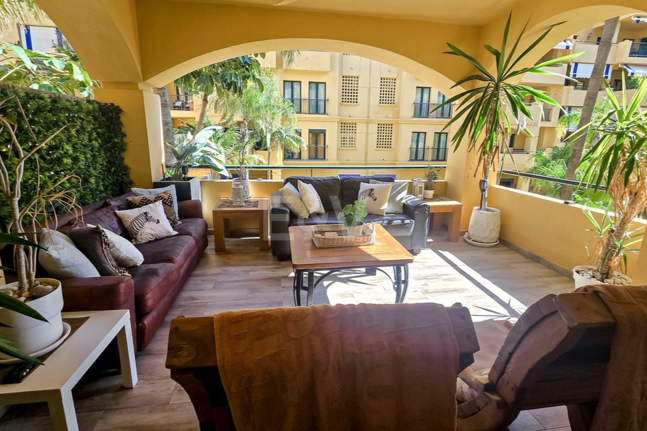 Beachside Apartment with Pool, Lush Gardens and Tourist Licence