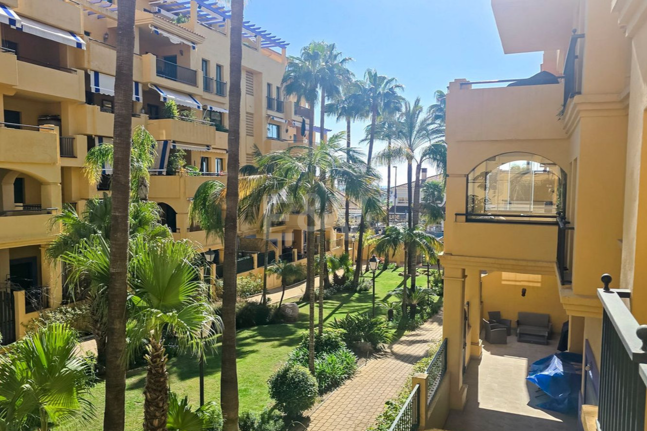 Beachside Apartment with Pool, Lush Gardens and Tourist Licence