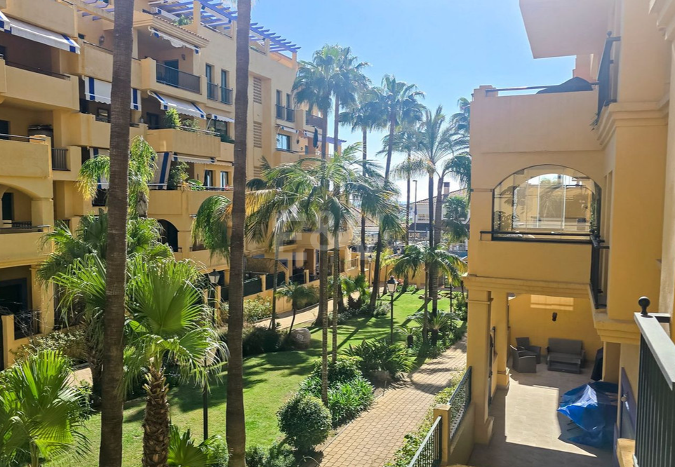 Beachside Apartment with Pool, Lush Gardens and Tourist Licence